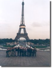 Pariisin vierailu oli aika lyhyt, mutta suurimmat nhtvyydet kuitenkin nhtiin. Nin poseerasivat miehet Eiffelill.