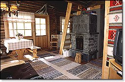 Sisäkuva isosta mökistä