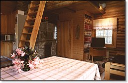 Sisäkuva isosta mökistä